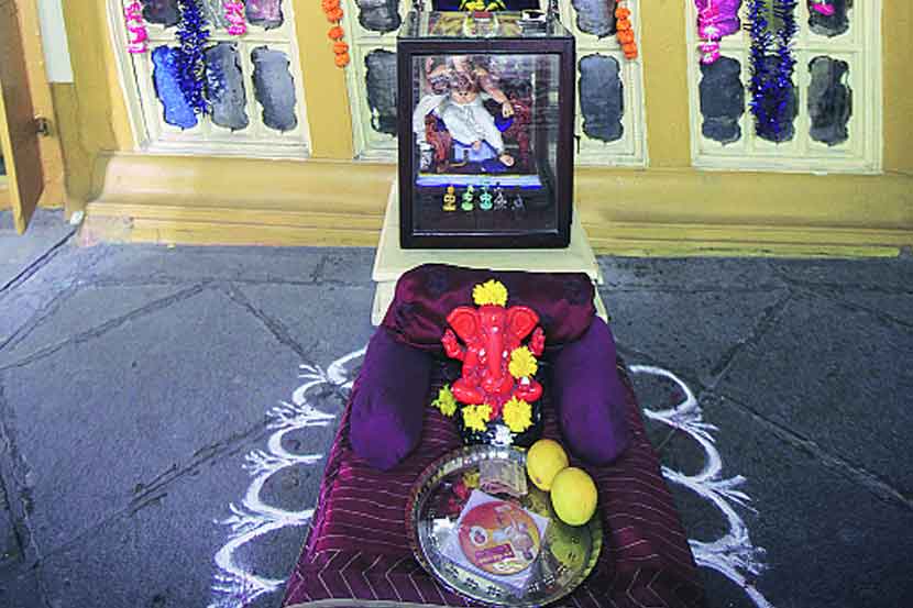 рд╢рдирд┐рд╡рд╛рд░рд╡рд╛рдбреЯрд╛рдЬрд╡рд│реАрд▓ рдкреЗрд╢рд╡реЗрдХрд╛рд▓реАрди рд╕рд░рджрд╛рд░ рдЖрдмрд╛рд╕рд╛рд╣реЗрдм рдореБрдЬреБрдорджрд╛рд░ рдпрд╛рдВрдЪреНрдпрд╛ рд╡рд╛рдбреЯрд╛рдордзреНрдпреЗ рд╕реЛрдорд╡рд╛рд░реА рднрд╛рджреНрд░рдкрдж рд╢реБрджреНрдз рдкреНрд░рддрд┐рдкрджреЗрд▓рд╛ рдЧрдгрдкрддреАрдЪреА рд╡рд┐рдзрд┐рд╡рдд рдкреНрд░рд╛рдгрдкреНрд░рддрд┐рд╖реНрдард╛рдкрдирд╛ рдХрд░рдгреНрдпрд╛рдд рдЖрд▓реА. рд╢рдирд┐рд╡рд╛рд░рд╡рд╛рдбреЯрд╛рдЬрд╡рд│реАрд▓ рдкреЗрд╢рд╡реЗрдХрд╛рд▓реАрди рд╕рд░рджрд╛рд░ рдЖрдмрд╛рд╕рд╛рд╣реЗрдм рдореБрдЬреБрдорджрд╛рд░ рдпрд╛рдВрдЪреНрдпрд╛ рд╡рд╛рдбреЯрд╛рдордзреНрдпреЗ рд╕реЛрдорд╡рд╛рд░реА рднрд╛рджреНрд░рдкрдж рд╢реБрджреНрдз рдкреНрд░рддрд┐рдкрджреЗрд▓рд╛ рдЧрдгрдкрддреАрдЪреА рд╡рд┐рдзрд┐рд╡рдд рдкреНрд░рд╛рдгрдкреНрд░рддрд┐рд╖реНрдард╛рдкрдирд╛ рдХрд░рдгреНрдпрд╛рдд рдЖрд▓реА.