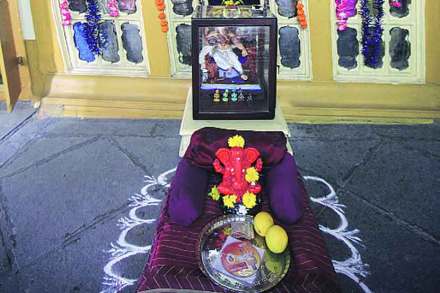 शनिवारवाडय़ाजवळील पेशवेकालीन सरदार आबासाहेब मुजुमदार यांच्या वाडय़ामध्ये सोमवारी भाद्रपद शुद्ध प्रतिपदेला गणपतीची विधिवत प्राणप्रतिष्ठापना करण्यात आली. शनिवारवाडय़ाजवळील पेशवेकालीन सरदार आबासाहेब मुजुमदार यांच्या वाडय़ामध्ये सोमवारी भाद्रपद शुद्ध प्रतिपदेला गणपतीची विधिवत प्राणप्रतिष्ठापना करण्यात आली.