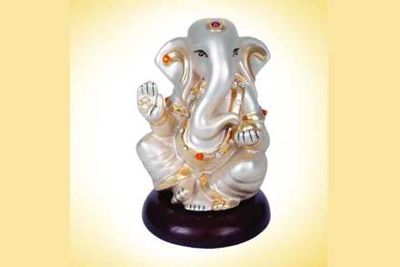 मोठय़ा गणेशमूर्तीऐवजी धातूच्या मूर्तीना प्राधान्य मोठय़ा गणेशमूर्तीऐवजी धातूच्या मूर्तीना प्राधान्य