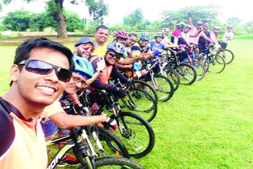 सायकलिंगसाठी एकत्र आलेले तरुण सायकलिंगसाठी एकत्र आलेले तरुण