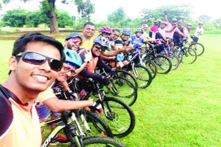 सायकलिंगसाठी एकत्र आलेले तरुण सायकलिंगसाठी एकत्र आलेले तरुण