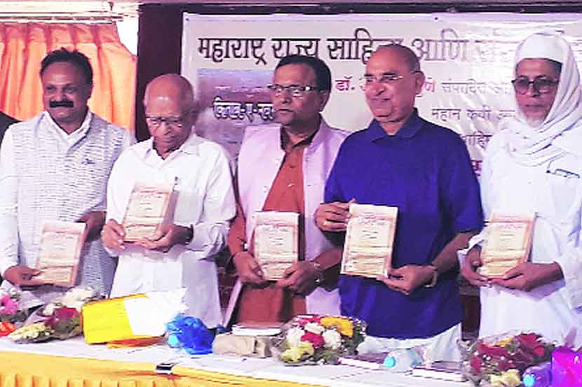  ‘किताब-ए-नवरस : भाषांतर व आकलन’ या पुस्तकाचे प्रकाशन डॉ. सुधीर रसाळ यांच्या हस्ते शनिवारी झाले. रूपेंद्र मोरे, डॉ. सदानंद मोरे, अरुण प्रभुणे आणि डॉ. सय्यद याह्य नशीत या वेळी उपस्थित होते.