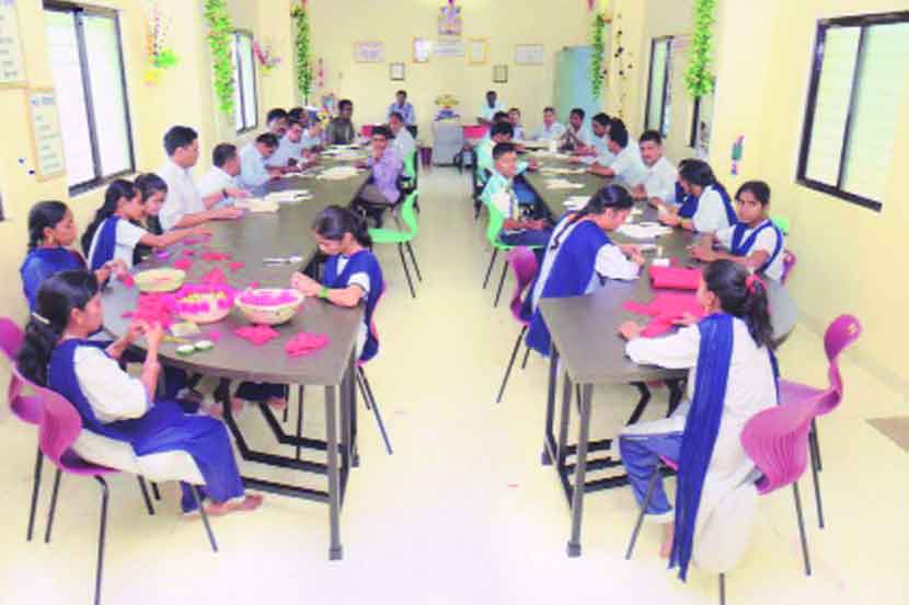 संस्थेतील प्रशिक्षणार्थी कापडी फुले तयार करताना.