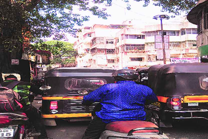 मुठा उजव्या कालव्याची भिंत कोसळल्यानंतर सिंहगड रस्त्यावरील  वाहतूक पर्यायी मार्गाने वळविण्यात आली. त्यामुळे गुरुवारी दुपारी टिळक रस्ता, सदाशिव पेठ भागात वाहतुकीची मोठी कोंडी झाली होती.