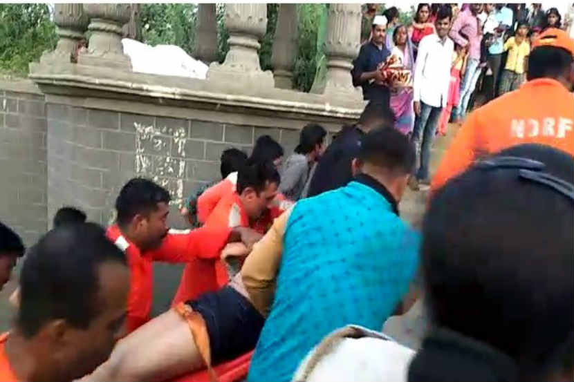 इंद्रायणी नदीत गणपती विसर्जनादरम्यान एका तरुणाला जलसमाधी मिळाली. इंद्रायणी नदीत गणपती विसर्जनादरम्यान एका तरुणाला जलसमाधी मिळाली.