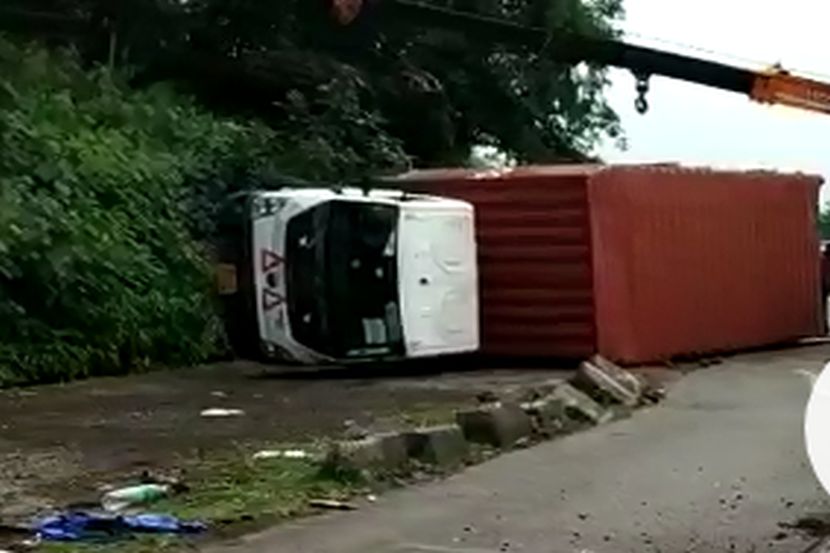 पुणे बोरघाटात कंटेनर उलटला, वाहतूक विस्कळीत