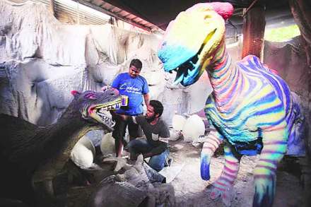 ‘ज्युरॅसिक पार्क’ हा बाळगोपाळांच्या आवडीच्या विषयावर टिळक रस्त्यावरील गणेश मित्र मंडळातर्फे देखावा साकारला जात आहे. या ज्युरॅसिक पार्कमधील प्राणी हुबेहूब साकारण्यात आले असून त्यांचे रंगकाम करण्यात कलाकार मग्न झाला आहे. (छायाचित्र : अरूल होरायझन) ‘ज्युरॅसिक पार्क’ हा बाळगोपाळांच्या आवडीच्या विषयावर टिळक रस्त्यावरील गणेश मित्र मंडळातर्फे देखावा साकारला जात आहे. या ज्युरॅसिक पार्कमधील प्राणी हुबेहूब साकारण्यात आले असून त्यांचे रंगकाम करण्यात कलाकार मग्न झाला आहे. (छायाचित्र : अरूल होरायझन)