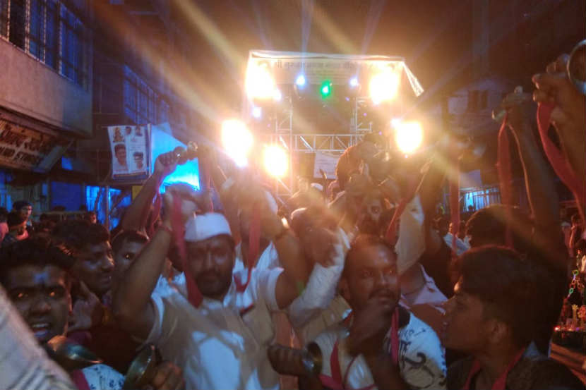 डीजे बंदीचे हायकोर्टाचे आदेश असतानाही पुण्यात काही मंडळांनी डीजे वाजवत या आदेशाला केराची टोपली दाखवली.