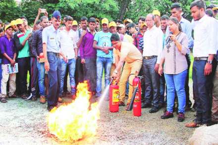 आम्ही पुणेकर आणि सावित्रीबाई फुले पुणे विद्यापीठ विद्यावाणी कम्युनिटी रेडिओ यांच्यातर्फे आगीपासून संरक्षण देण्याचे प्रशिक्षण पुणे विद्यापीठाच्या मैदानावर झाले. यामध्ये विद्यार्थ्यांनी सहभाग घेतला.
