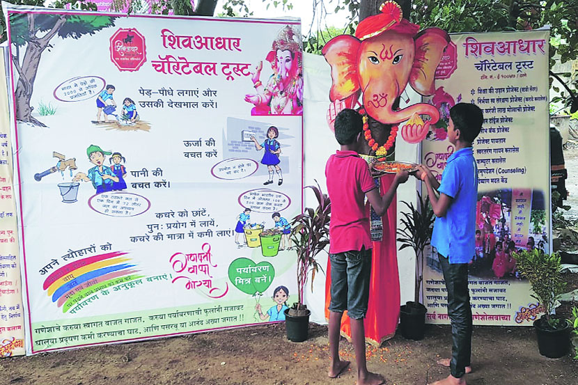 नेरुळ येथील संस्थेने वृक्षरूपात गणराय साकारला आहे.