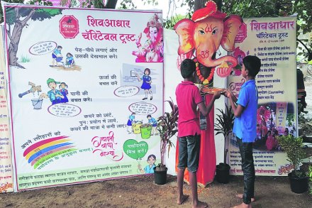 नेरुळ येथील संस्थेने वृक्षरूपात गणराय साकारला आहे.