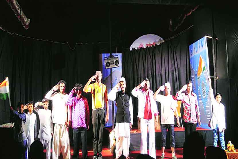 सोमवार पेठेतील वेलकम सहकार्य मित्र मंडळाचा जातिभेद मिटवून राष्ट्रप्रेमाला साथ देण्याचा संदेश देणारा जिवंत देखावा