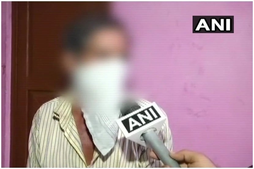 आंतरराष्ट्रीय सीमेजवळ राहणाऱ्या एका स्थानिकाच्या घरात शिरून दहशतवाद्यांनी बिस्कीट आणि सफरचंद नेल्याचे समोर आले आहे. ५ दिवसांपासून आम्ही उपाशी असल्याचे या दहशतवाद्यांनी त्या नागरिकाला सांगत त्याला धमकावत खाण्याच्या वस्तू नेल्याचे पोलिसांनी सांगितले. (छायाचित्र: एएनआय)