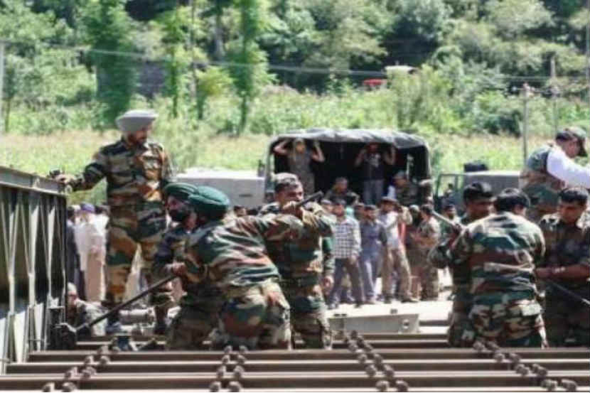 शाळेच्या मुलांसाठी काश्मीरमध्ये लष्कराने एका आठवडयात उभारला पादचारी पूल
