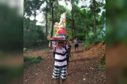 भाताच्या शेतामधल्या चिंचोळ्या वाटेवरून जेव्हा डोक्यावरून लाडक्या गणरायाला कोकणातला माणूस घेऊन येतो तेव्हा ते सुंदर दृश्य पाहाण्यासारखं नेत्रसुख दुसरं कोणतंच नसेल हे मी खात्रीपूर्वक सांगते. 