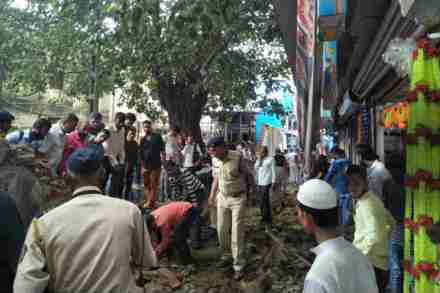 
कुर्ला स्टेशनवर प्लॅटफॉर्म क्रमांक एकवरील संरक्षक भिंत शुक्रवारी सकाळी दहाच्या सुमारास कोसळली.