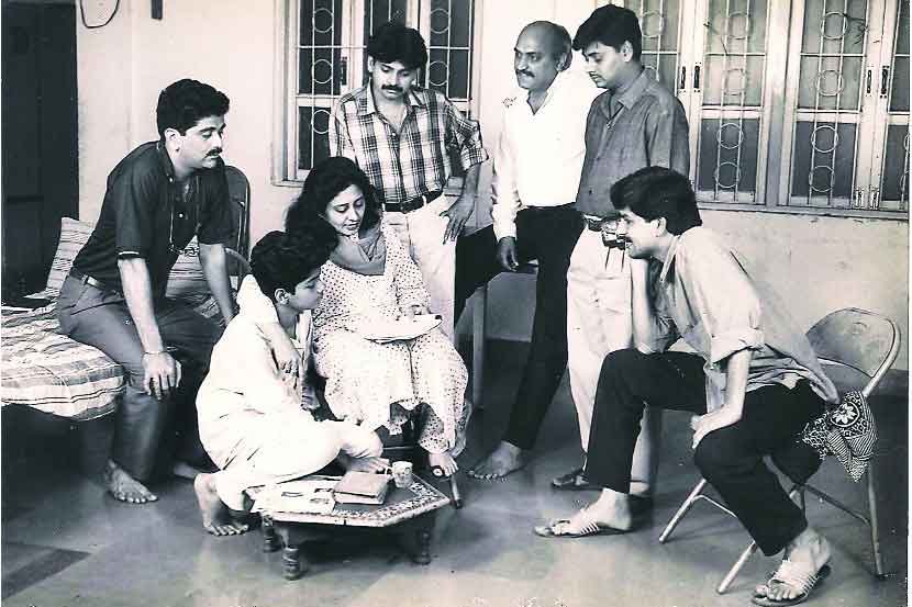 तालमीत डॉ. गिरीश ओक, अभिराम भडमकर, डॉ. शरद भुताडीया, चंद्रकांत कुलकर्णी, सचिन गोस्वामी,ओम राउत आणि वंदना गुप्ते तालमीत डॉ. गिरीश ओक, अभिराम भडमकर, डॉ. शरद भुताडीया, चंद्रकांत कुलकर्णी, सचिन गोस्वामी,ओम राउत आणि वंदना गुप्ते