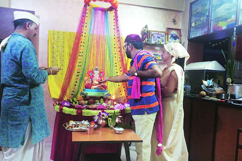 पर्सी भरडा यांच्या घरातील श्रीगणेशाचे पूजन करताना. पर्सी भरडा यांच्या घरातील श्रीगणेशाचे पूजन करताना.