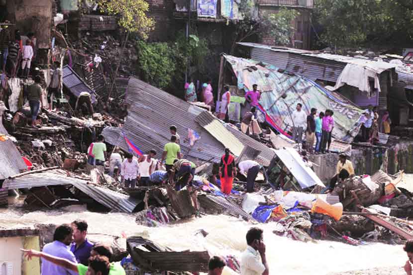 कालवा फुटल्याने त्याचा परिणाम आजूबाजूच्या परिसरावर झाला. परिसरातील काही झोपडय़ांचे त्यामुळे नुकसान झाले.