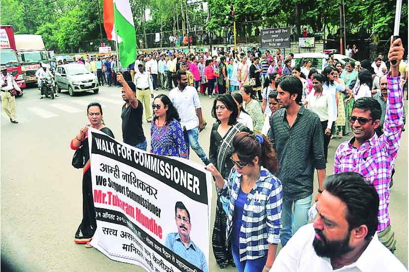 नाशिक महापालिकेवर मुंढे समर्थन फेरीत सहभागी झालेले नागरिक.
