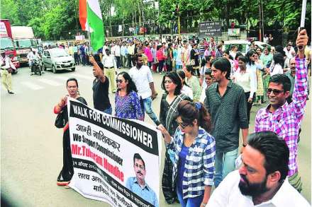 नाशिक महापालिकेवर मुंढे समर्थन फेरीत सहभागी झालेले नागरिक.