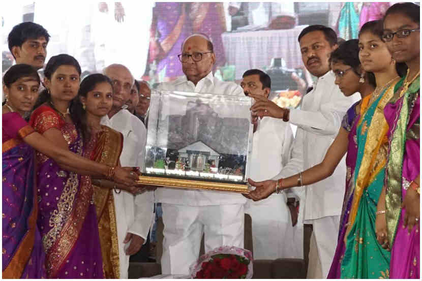 हृदयाला पिळवटून टाकणारी परिस्थिती पाहून डोळ्याच्या कडा ओलसर होवून आपसुक अश्रू ओघळायचे, असे सांगत भूतकाळातील आठवणींमुळे शरद पवार भावुक झाले.
