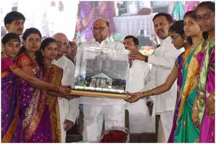 हृदयाला पिळवटून टाकणारी परिस्थिती पाहून डोळ्याच्या कडा ओलसर होवून आपसुक अश्रू ओघळायचे, असे सांगत भूतकाळातील आठवणींमुळे शरद पवार भावुक झाले.
