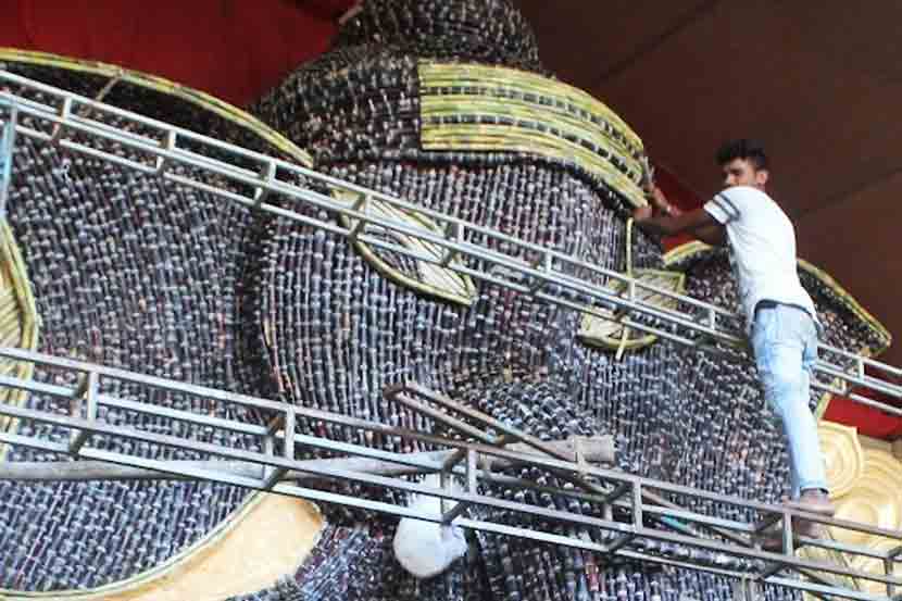 बंगळुरूमधील एका गणेश मंदिरात अशीच एक आगळीवेगळी बाप्पांची मूर्ती साकारली जात आहे.
बंगळुरूमधील एका गणेश मंदिरात अशीच एक आगळीवेगळी बाप्पांची मूर्ती साकारली जात आहे.