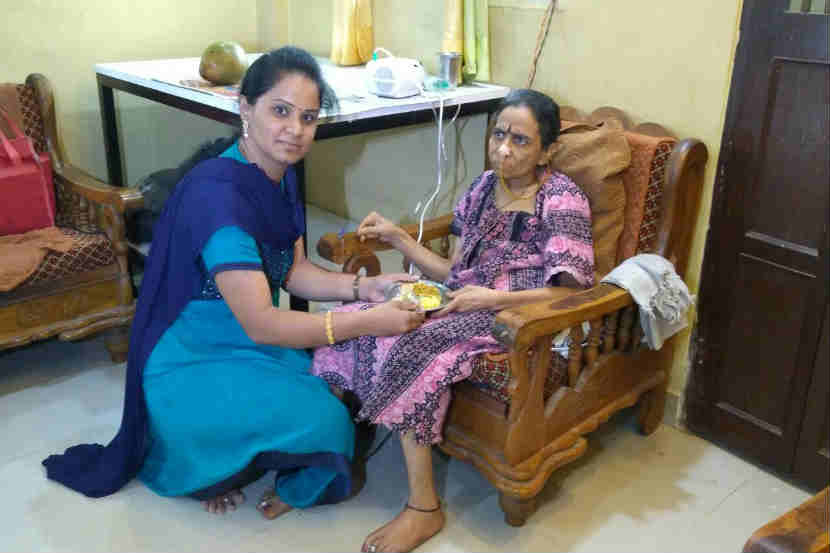 प्रेरणादायी : आठ वर्षांपासून रुग्णांना मोफत जेवणाचे डबे पोहचवणारी ‘अन्नपूर्णा’