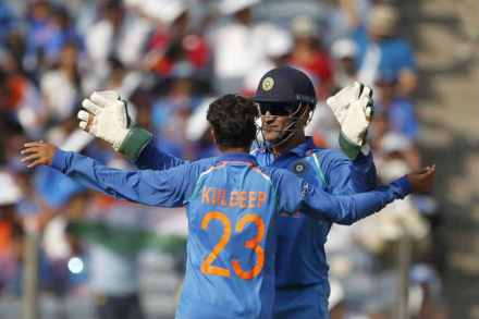 विंडीजविरुद्ध सामन्यात महेंद्रसिंह धोनी आणि कुलदीप यादव