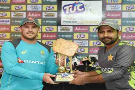 चषक अनावरणादरम्यान पाक कर्णधार सरफराज अहमद व ऑस्ट्रेलियन कर्णधार अॅरोन फिंच चषक अनावरणादरम्यान पाक कर्णधार सरफराज अहमद व ऑस्ट्रेलियन कर्णधार अॅरोन फिंच