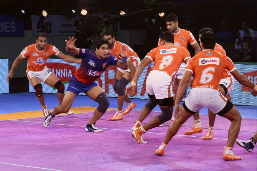 पुणे विरुद्ध दिल्ली सामन्यातील एक प्रसंग