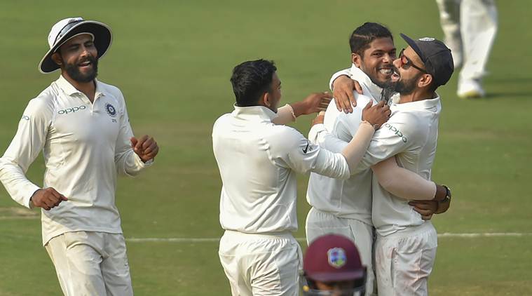 वेस्ट इंडिजच्या फलंदाजाला बाद केल्यानंतर आनंद व्यक्त करताना उमेश यादव व सहकारी