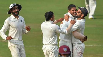 वेस्ट इंडिजच्या फलंदाजाला बाद केल्यानंतर आनंद व्यक्त करताना उमेश यादव व सहकारी