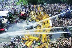 आधी लाठी, मग सहभोजन