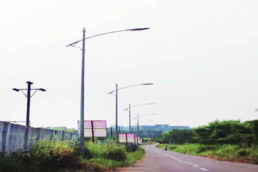 कल्याण पश्चिमेत विकासकांनी उभारलेले पथदिवे.