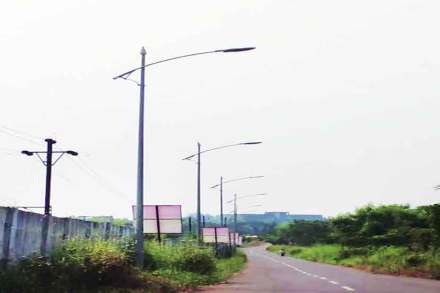 कल्याण पश्चिमेत विकासकांनी उभारलेले पथदिवे.