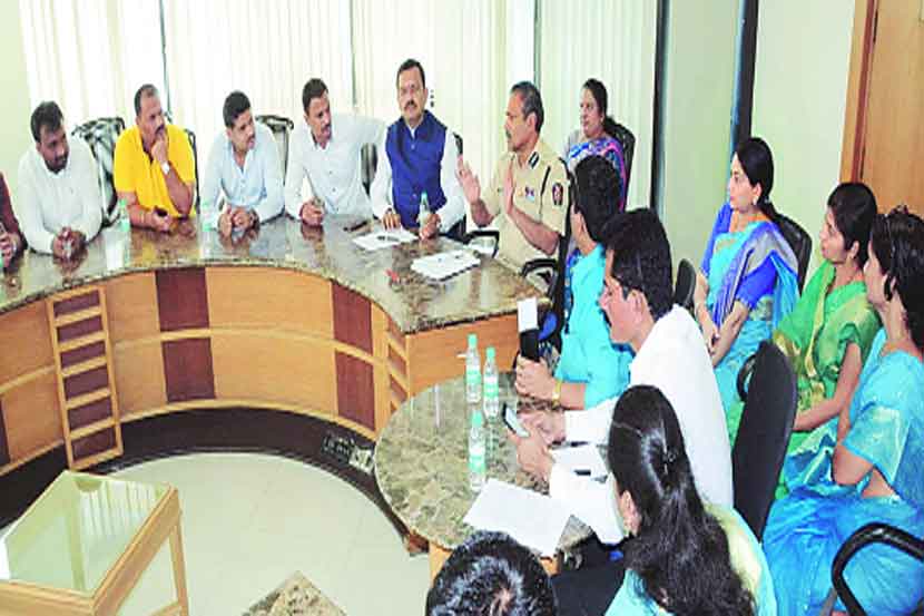 महापौर राहुल जाधव यांच्या अध्यक्षतेखाली व पोलीस आयुक्त आर. के. पद्मनाभन यांच्या उपस्थितीत लोकप्रतिनिधी व पोलिसांची नुकतीच चिंचवड येथे संयुक्त बैठक झाली. महापौर राहुल जाधव यांच्या अध्यक्षतेखाली व पोलीस आयुक्त आर. के. पद्मनाभन यांच्या उपस्थितीत लोकप्रतिनिधी व पोलिसांची नुकतीच चिंचवड येथे संयुक्त बैठक झाली.