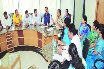 महापौर राहुल जाधव यांच्या अध्यक्षतेखाली व पोलीस आयुक्त आर. के. पद्मनाभन यांच्या उपस्थितीत लोकप्रतिनिधी व पोलिसांची नुकतीच चिंचवड येथे संयुक्त बैठक झाली. महापौर राहुल जाधव यांच्या अध्यक्षतेखाली व पोलीस आयुक्त आर. के. पद्मनाभन यांच्या उपस्थितीत लोकप्रतिनिधी व पोलिसांची नुकतीच चिंचवड येथे संयुक्त बैठक झाली.