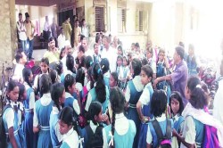 संतप्त विद्यार्थिनींसमोर बस स्थानक व्यवस्थापनाचे नमते