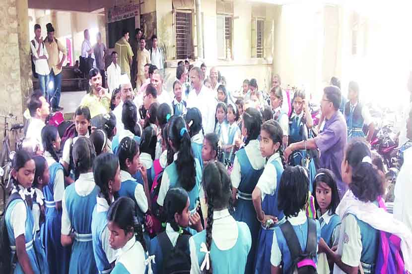 नांदगाव बस स्थानकात जमलेल्या विद्यार्थिनी (छाया- संदीप जेजूरकर)