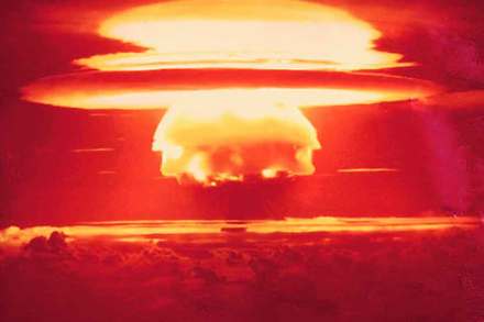 अमेरिकेची बिकिनी अटॉल येथील हायड्रोजन बॉम्बची चाचणी