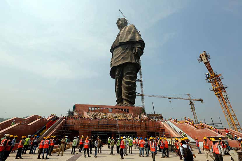 स्टॅच्यू ऑफ युनिटी नर्मदा नदीवरील सरदार सरोवर धरणापेक्षा दीडपट तर न्यूयॉर्कमधील स्टॅच्यू ऑफ लिबर्टीपेक्षा दुप्पट उंच आहे
