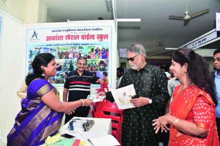 ‘देणे समाजाचे’ उपक्रमाला सुप्रसिद्ध अभिनेते विक्रम गोखले यांची उपस्थिती ‘देणे समाजाचे’ उपक्रमाला सुप्रसिद्ध अभिनेते विक्रम गोखले यांची उपस्थिती