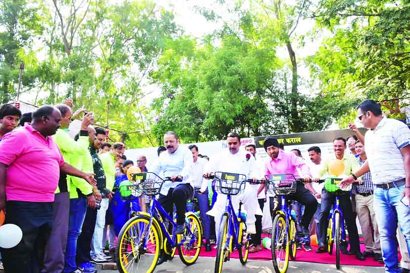 नाशिक येथे सार्वजनिक सायकल व्यवस्थेच्या लोकार्पणप्रसंगी स्मार्ट सिटी कंपनीचे संचालक विरोधी पक्षनेते अजय बोरस्ते, सभागृह नेते दिनकर पाटील, गुरूमित बग्गा यांनी कान्हेरे मैदानातून थेट महापालिका मुख्यालयापर्यंत सायकलवर रपेट मारली. पालिका आयुक्त तुकाराम मुंढे यांनीही सायकलने महापालिका गाठली.