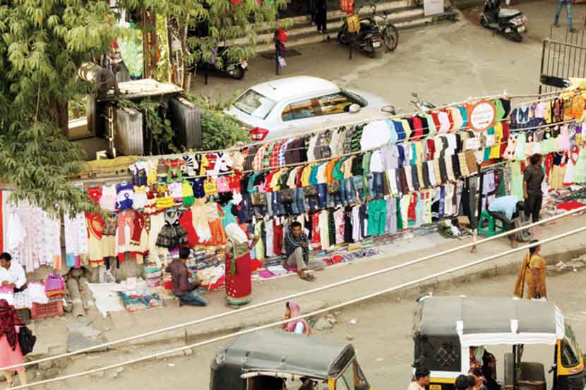 सीताबर्डीवरील पदपथांवर किरकोळ विक्रेत्यांनी असे अतिक्रमण केले आहे.