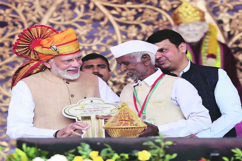 पंतप्रधान नरेंद्र मोदी यांच्या हस्ते शिर्डीत प्रधानमंत्री आवास योजनेतील लाभार्थ्यांना घरांच्या किल्ल्या देण्यात आल्या. पंतप्रधान नरेंद्र मोदी यांच्या हस्ते शिर्डीत प्रधानमंत्री आवास योजनेतील लाभार्थ्यांना घरांच्या किल्ल्या देण्यात आल्या.