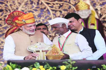 पंतप्रधान नरेंद्र मोदी यांच्या हस्ते शिर्डीत प्रधानमंत्री आवास योजनेतील लाभार्थ्यांना घरांच्या किल्ल्या देण्यात आल्या. पंतप्रधान नरेंद्र मोदी यांच्या हस्ते शिर्डीत प्रधानमंत्री आवास योजनेतील लाभार्थ्यांना घरांच्या किल्ल्या देण्यात आल्या.