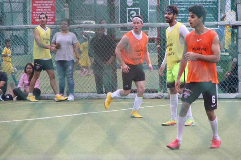 …जेव्हा निक बॉलिवूडकरांसोबत फुटबॉल खेळतो