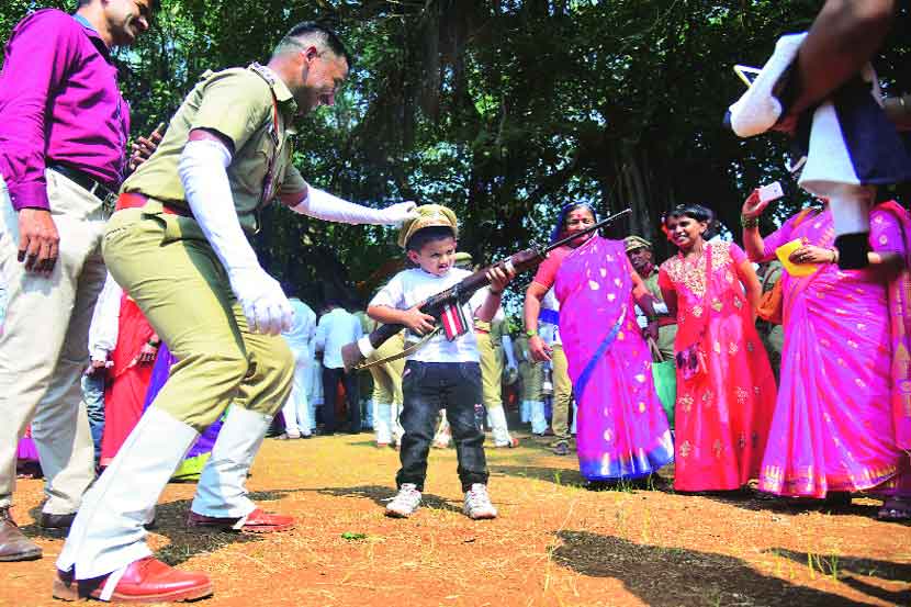 नाशिक येथील महाराष्ट्र पोलीस अकादमीच्या दीक्षान्त सोहळ्यात उत्साहित पोलीस उपनिरीक्षकाचे कुटुंब नाशिक येथील महाराष्ट्र पोलीस अकादमीच्या दीक्षान्त सोहळ्यात उत्साहित पोलीस उपनिरीक्षकाचे कुटुंब